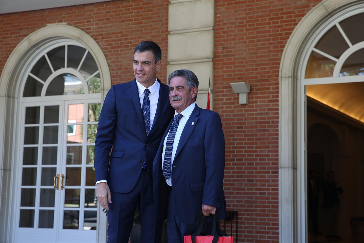 31/07/2018. Sánchez recibe al presidente del Gobierno de Cantabria. El presidente del Gobierno, Pedro Sánchez, recibe al presidente de la Co...