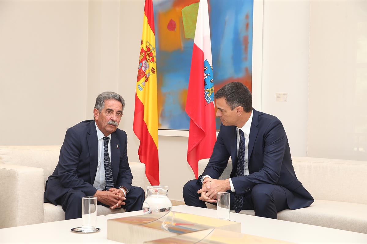 31/07/2018. Sánchez recibe al presidente del Gobierno de Cantabria. El presidente del Gobierno, Pedro Sánchez, y el presidente de la Comunid...