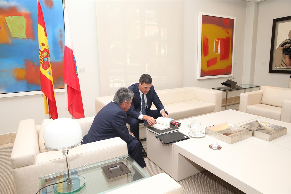 31/07/2018. Sánchez recibe al presidente del Gobierno de Cantabria. El presidente del Gobierno, Pedro Sánchez, y el presidente de la Comunid...