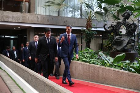 31/08/2018. Viaje de Pedro Sánchez a Latinoamérica: Costa Rica. El presidente del Gobierno, Pedro Sánchez, conversa con el presidente de la ...