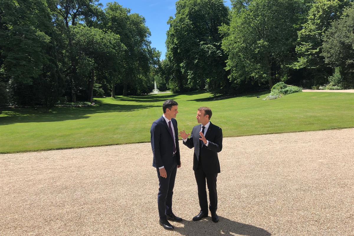 23/06/2018. Sánchez se reúne con Macron. El presidente del Gobierno, Pedro Sánchez, conversa con el presidente de la República Francesa, Emm...