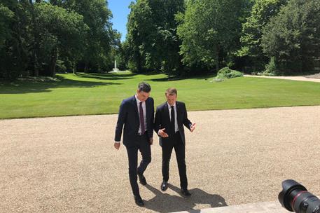 23/06/2018. Sánchez se reúne con Macron. El presidente del Gobierno, Pedro Sánchez, conversa con el presidente de la República Francesa, Emm...