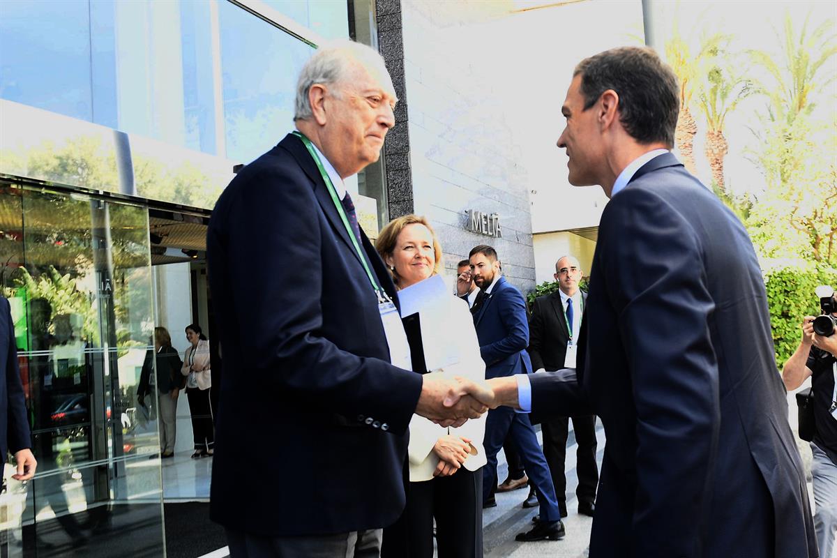 1/06/2019. Sánchez clausura la XXXV reunión del Círculo de Economía. El presidente del Gobierno en funciones, Pedro Sánchez, saluda al presi...