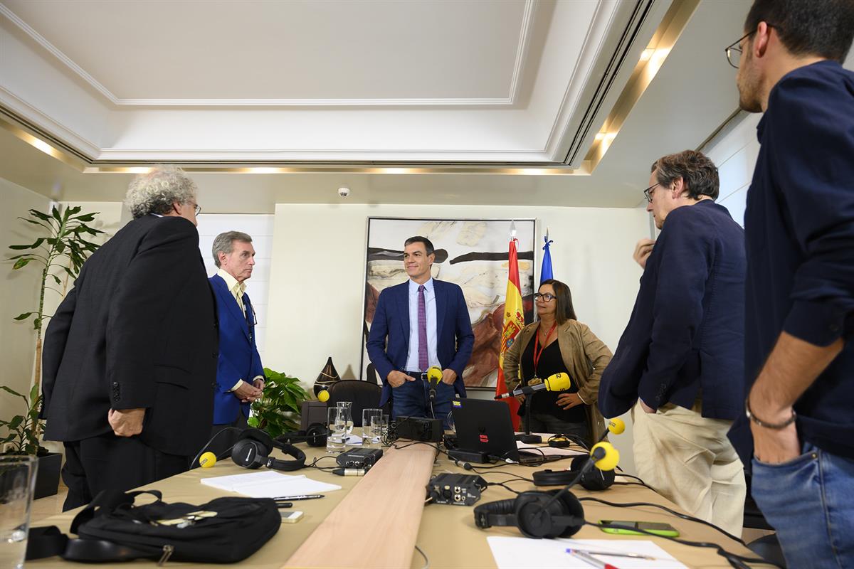 1/10/2019. Pedro Sánchez, entrevistado en la Cadena SER. El presidente del Gobierno en funciones, Pedro Sánchez, junto a la periodista Àngel...
