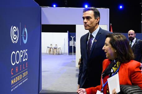 2/12/2019. Sánchez asiste a la COP25. El presidente del Gobierno en funciones, Pedro Sánchez, junto a Margarita Robles, ministra de Defensa ...