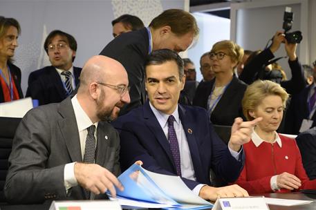 2/12/2019. Sánchez asiste a la COP25. El presidente del Gobierno en funciones, Pedro Sánchez, charla con el presidente del Consejo Europeo, ...