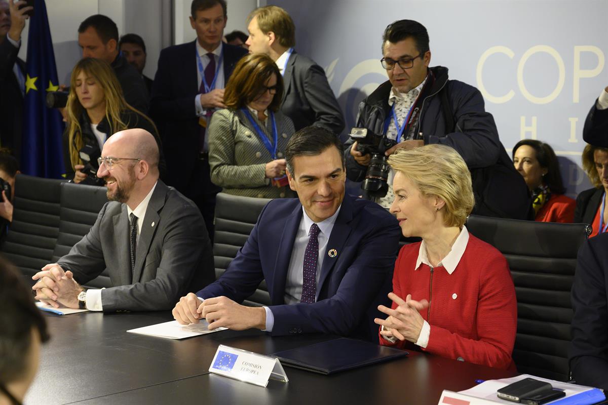 2/12/2019. Sánchez asiste a la COP25. El presidente del Gobierno en funciones, Pedro Sánchez, charla con la presidenta de la Comisión Europe...