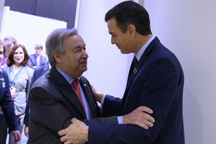 El presidente del Gobierno en funciones, Pedro Sánchez, saluda al secretario general de la ONU, António Guterres