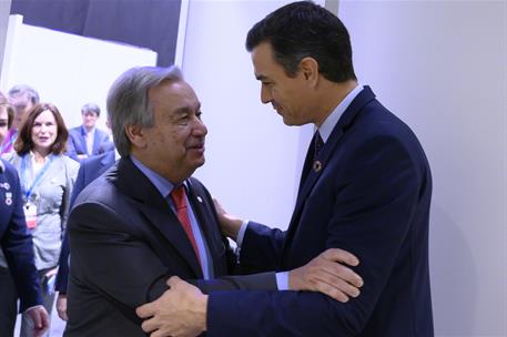 2/12/2019. Sánchez asiste a la COP25. El presidente del Gobierno en funciones, Pedro Sánchez, saluda al secretario general de la ONU, Antóni...
