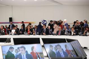 El presidente del Gobierno en funciones, Pedro Sánchez, durante la mesa redonda de líderes tras la inauguracion de la COP25