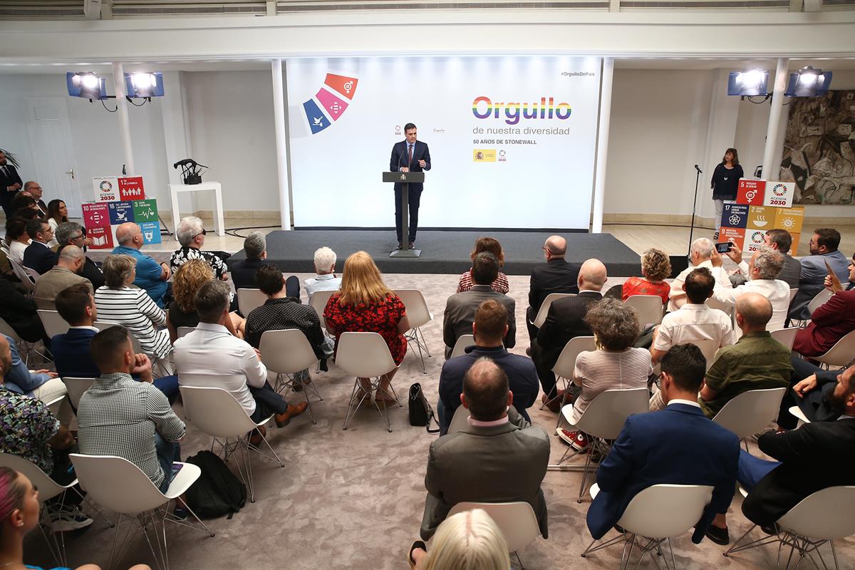 3/07/2019. Sánchez recibe a los representantes de colectivos LGTBI. El presidente del Gobierno en funciones, Pedro Sánchez, durante su inter...