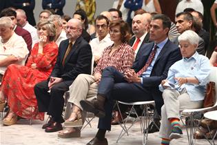 El presidente del Gobierno, junto a la vicepresidenta, la ministra de Sanidad y otros asistentes al acto en La Moncloa