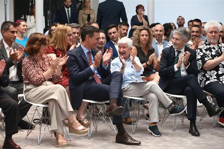 3/07/2019. Sánchez recibe a los representantes de colectivos LGTBI. El presidente del Gobierno, Pedro Sánchez, junto a la vicepresidenta, Ca...