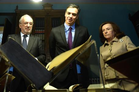 4/04/2019. El presidente del Gobierno visita la Real Academia Española. El presidente del Gobierno, Pedro Sánchez, junto al presidente de la...
