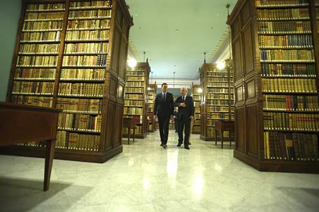 4/04/2019. El presidente del Gobierno visita la Real Academia Española. El presidente del Gobierno, Pedro Sánchez, y el presidente de la Rea...