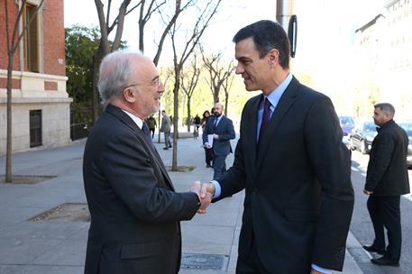 4/04/2019. El presidente del Gobierno visita la Real Academia Española. El presidente del Gobierno, Pedro Sánchez, saluda al director de la ...