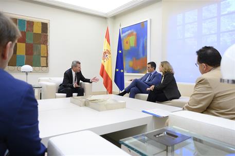 4/10/2019. Pedro Sánchez recibe al comisario europeo para Presupuesto y Recursos Humanos, Günter Hermann Oettinger. El presidente del Gobier...