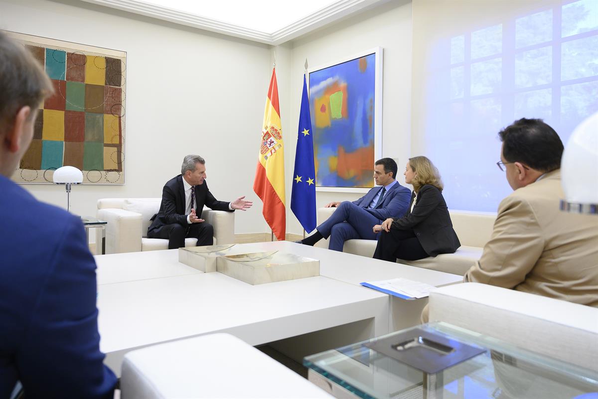 4/10/2019. Pedro Sánchez recibe al comisario europeo para Presupuesto y Recursos Humanos, Günter Hermann Oettinger. El presidente del Gobier...