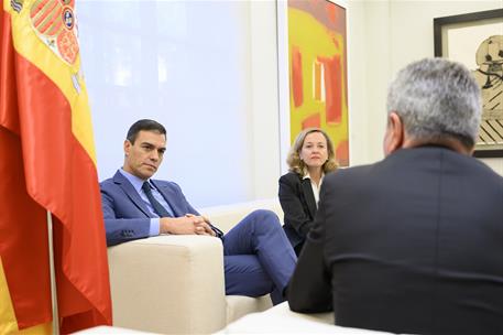 4/10/2019. Pedro Sánchez recibe al comisario europeo de Programación Financiera y Presupuestos, Günter Hermann Oettinger. El presidente del ...