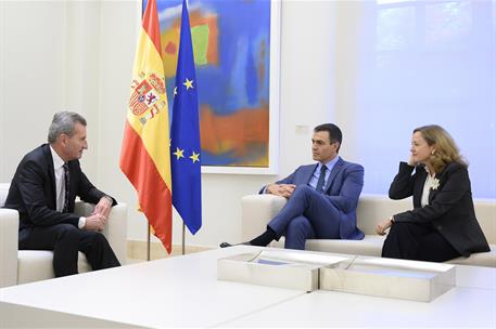 4/10/2019. Pedro Sánchez recibe al comisario europeo de Programación Financiera y Presupuestos, Günter Hermann Oettinger. El presidente del ...