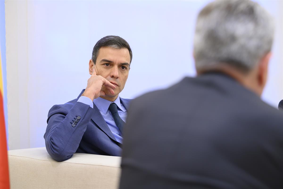 4/10/2019. Pedro Sánchez recibe al comisario europeo de Programación Financiera y Presupuestos, Günter Hermann Oettinger. El presidente del ...