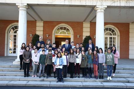 5/02/2019. Sánchez recibe a un grupo de estudiantes de Navarra. El presidente del Gobierno, Pedro Sánchez, ha recibido a un grupo de estudia...