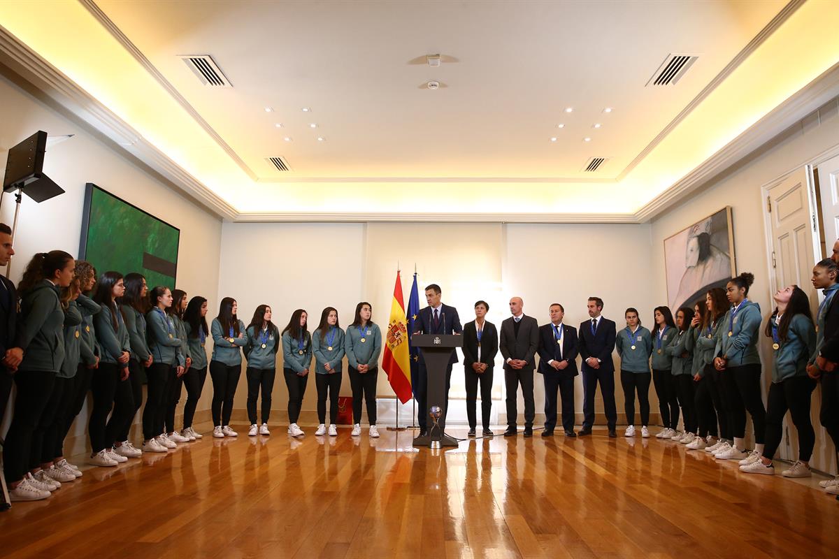 6/02/2019. Sánchez recibe a la Selección Femenina de Fútbol Sub-17. El presidente del Gobierno, Pedro Sánchez, se dirige a las integrantes d...