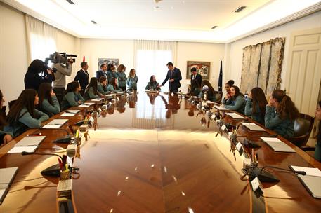 6/02/2019. Sánchez recibe a la Selección Femenina de Fútbol Sub-17. El presidente del Gobierno, Pedro Sánchez, junto a las integrantes de la...