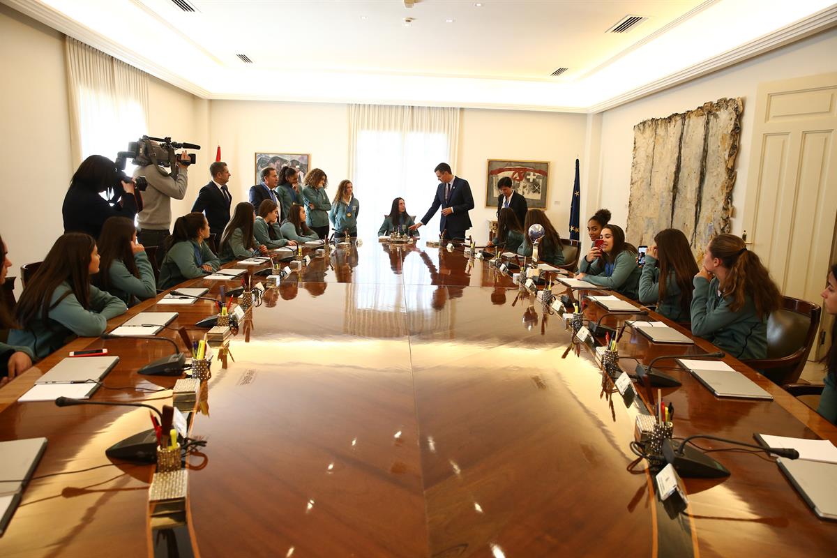 6/02/2019. Sánchez recibe a la Selección Femenina de Fútbol Sub-17. El presidente del Gobierno, Pedro Sánchez, junto a las integrantes de la...