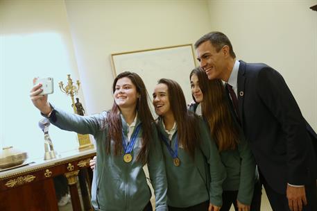 6/02/2019. Sánchez recibe a la Selección Femenina de Fútbol Sub-17. El presidente del Gobierno, Pedro Sánchez, se hace un selfie con algunas...