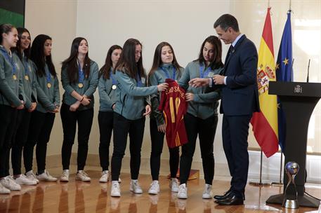 6/02/2019. Sánchez recibe a la Selección Femenina de Fútbol Sub-17. Las integrantes de la Selección Femenina de Fútbol Sub-17 entregan al pr...