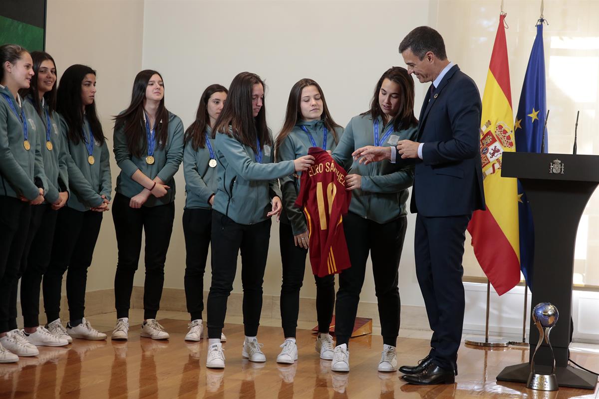 6/02/2019. Sánchez recibe a la Selección Femenina de Fútbol Sub-17. Las integrantes de la Selección Femenina de Fútbol Sub-17 entregan al pr...