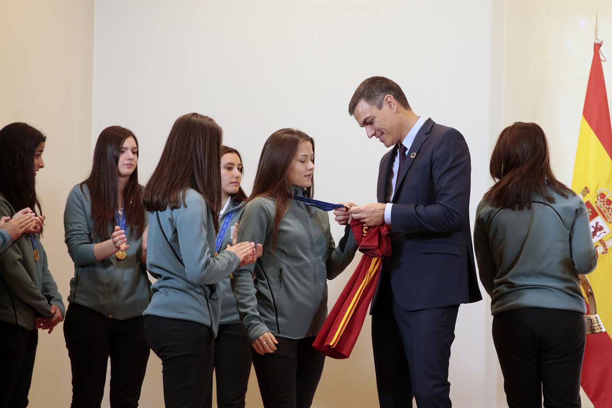 6/02/2019. Sánchez recibe a la Selección Femenina de Fútbol Sub-17. Las integrantes de la Selección Femenina de Fútbol Sub-17 entregan al pr...