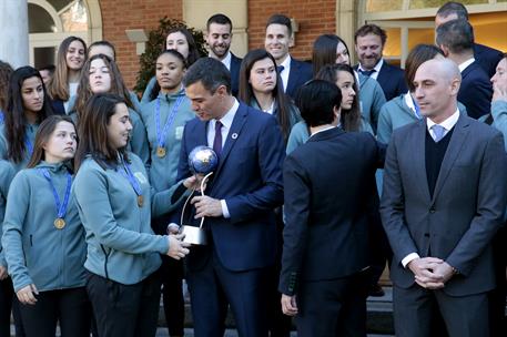 6/02/2019. Sánchez recibe a la Selección Femenina de Fútbol Sub-17. Las integrantes de la Selección Femenina de Fútbol Sub-17 enseñan al pre...