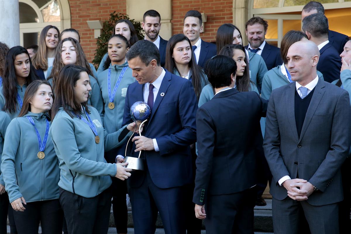 6/02/2019. Sánchez recibe a la Selección Femenina de Fútbol Sub-17. Las integrantes de la Selección Femenina de Fútbol Sub-17 enseñan al pre...
