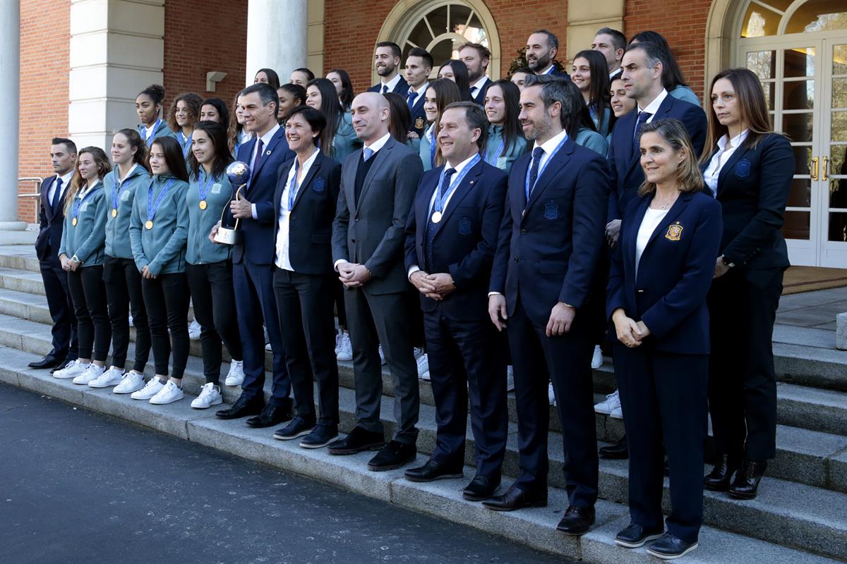 6/02/2019. Sánchez recibe a la Selección Femenina de Fútbol Sub-17. El presidente del Gobierno, Pedro Sánchez, posa junto a las integrantes ...