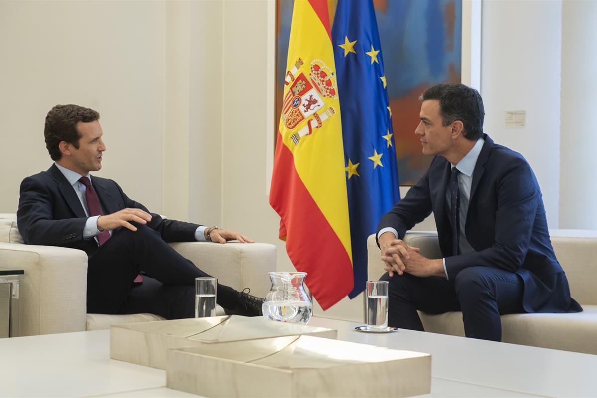 6/05/2019. Pedro Sánchez recibe a Pablo Casado. El presidente del Gobierno en funciones, Pedro Sánchez, conversa con el presidente del Parti...