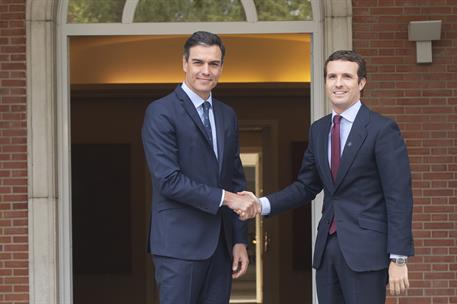 6/05/2019. Pedro Sánchez recibe a Pablo Casado. El presidente del Gobierno en funciones, Pedro Sánchez, saluda al presidente del Partido Pop...