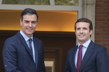 6/05/2019. Pedro Sánchez recibe a Pablo Casado. El presidente del Gobierno en funciones, Pedro Sánchez, junto al presidente del Partido Popu...