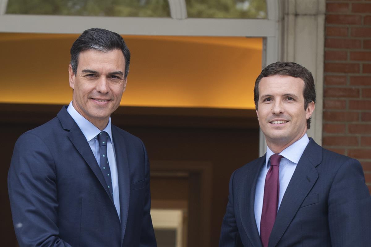 6/05/2019. Pedro Sánchez recibe a Pablo Casado. El presidente del Gobierno en funciones, Pedro Sánchez, junto al presidente del Partido Popu...