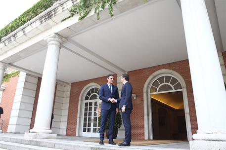 6/05/2019. Pedro Sánchez recibe a Pablo Casado. El presidente del Gobierno en funciones, Pedro Sánchez, recibe al presidente del Partido Pop...