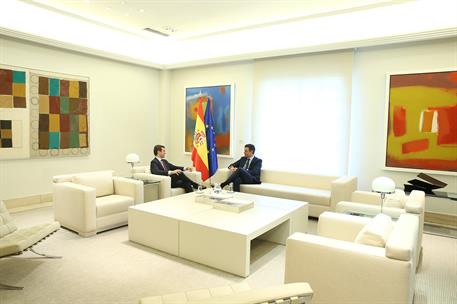 6/05/2019. Pedro Sánchez recibe a Pablo Casado. El presidente del Gobierno en funciones, Pedro Sánchez, conversa con el presidente del Parti...