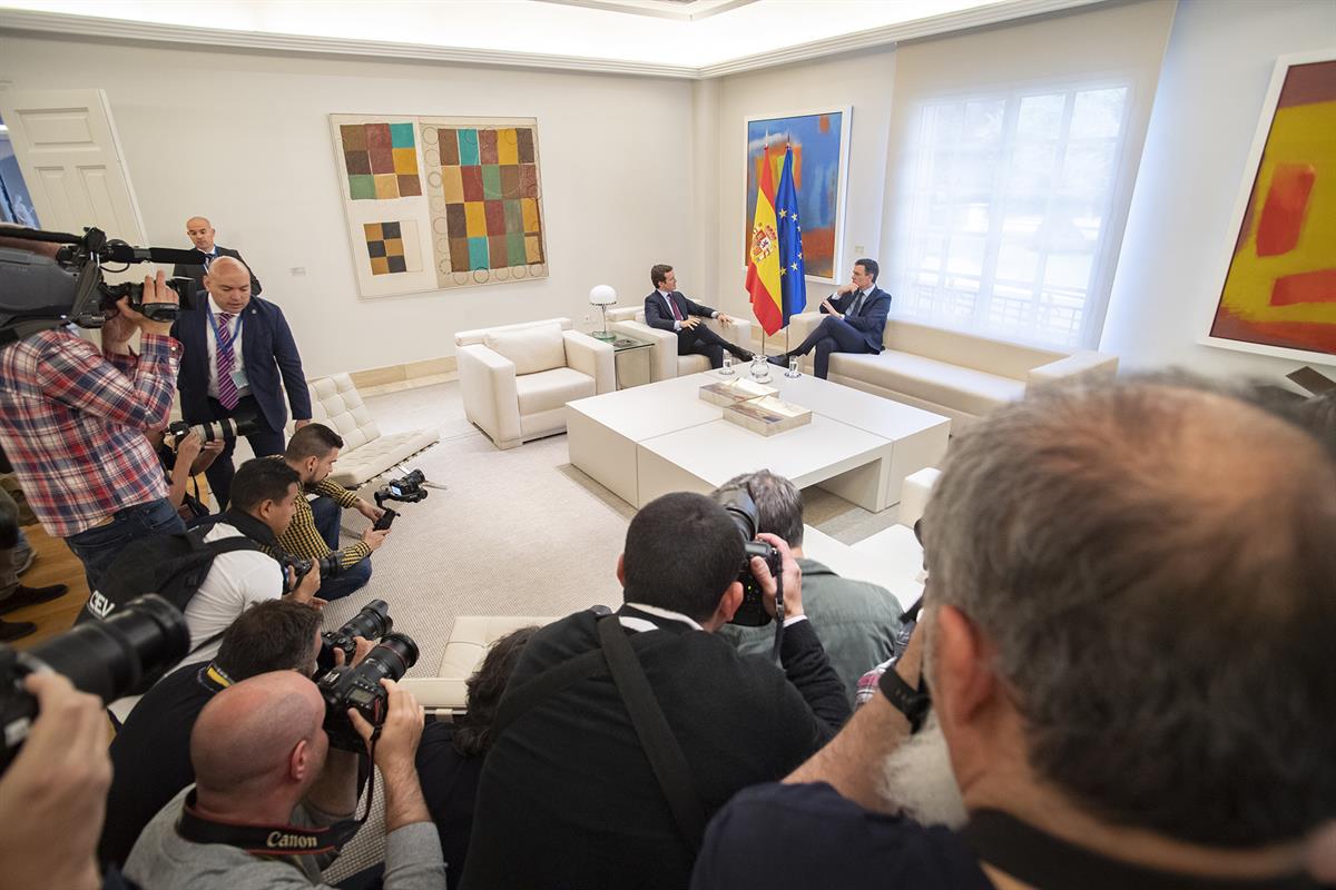 6/05/2019. Pedro Sánchez recibe Pablo Casado.. El presidente del Gobierno en funciones, Pedro Sánchez, conversa con el presidente del Partid...