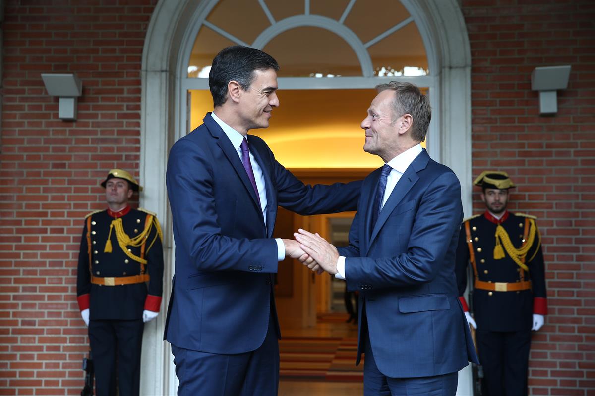 6/06/2019. Pedro Sánchez recibe al presidente del Consejo Europeo, Donald Tusk. El presidente del Gobierno en funciones, Pedro Sánchez, y el...