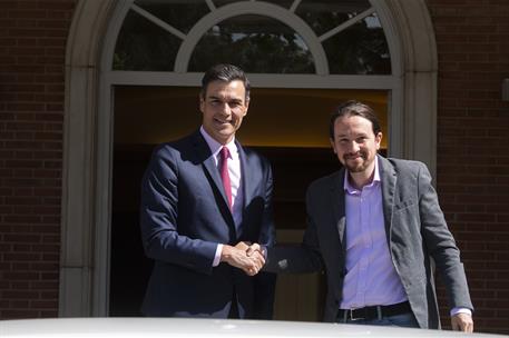 7/05/2019. Pedro Sánchez recibe a Pablo Iglesias. El presidente del Gobierno en funciones, Pedro Sánchez, saluda al secretario general de Po...