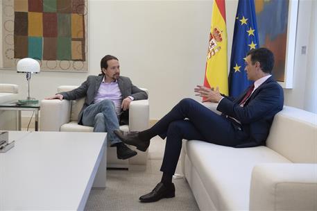 7/05/2019. Pedro Sánchez recibe a Pablo Iglesias. El presidente del Gobierno en funciones, Pedro Sánchez, conversa con el secretario general...
