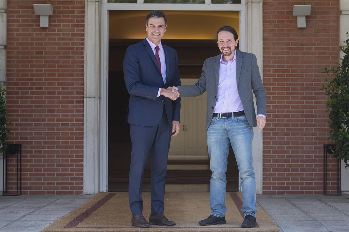 7/05/2019. Pedro Sánchez recibe a Pablo Iglesias. El presidente del Gobierno en funciones, Pedro Sánchez, saluda al secretario general de Po...