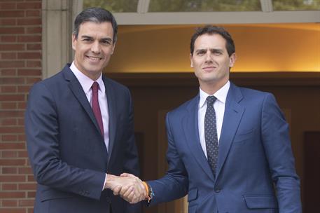 7/05/2019. Pedro Sánchez recibe a Albert Rivera. El presidente del Gobierno en funciones, Pedro Sánchez, saluda al presidente de Ciudadanos,...