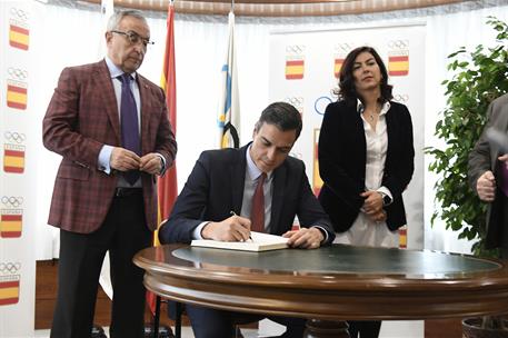 8/04/2019. Pedro Sánchez asiste a la presentación de la Oficina de Atención al Deportista. Pedro Sánchez firma en el Libro de Honor del Comi...