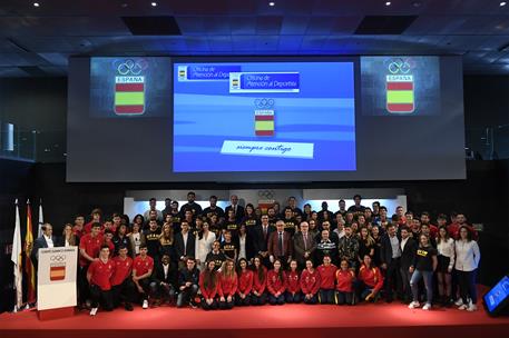 8/04/2019. Pedro Sánchez asiste a la presentación de la Oficina de Atención al Deportista. Foto de familia al término del acto de presentaci...